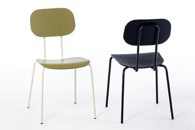 Bunte, stapelbare Objektstühle mit Holzsitz und Metallgestell